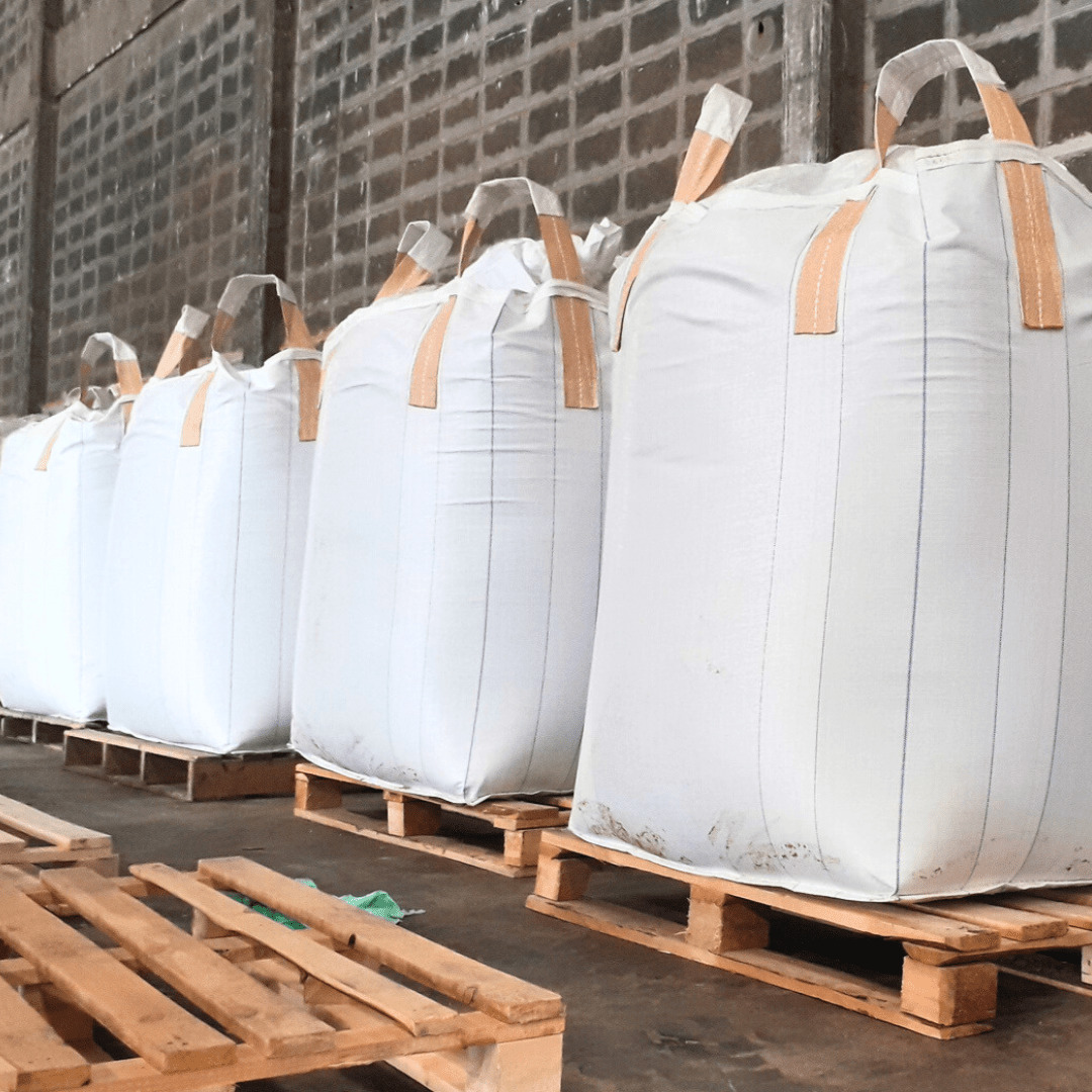 Sturdy bulk bag made of woven polypropylene, used for transporting bulk goods with reinforced stitching and lifting loops