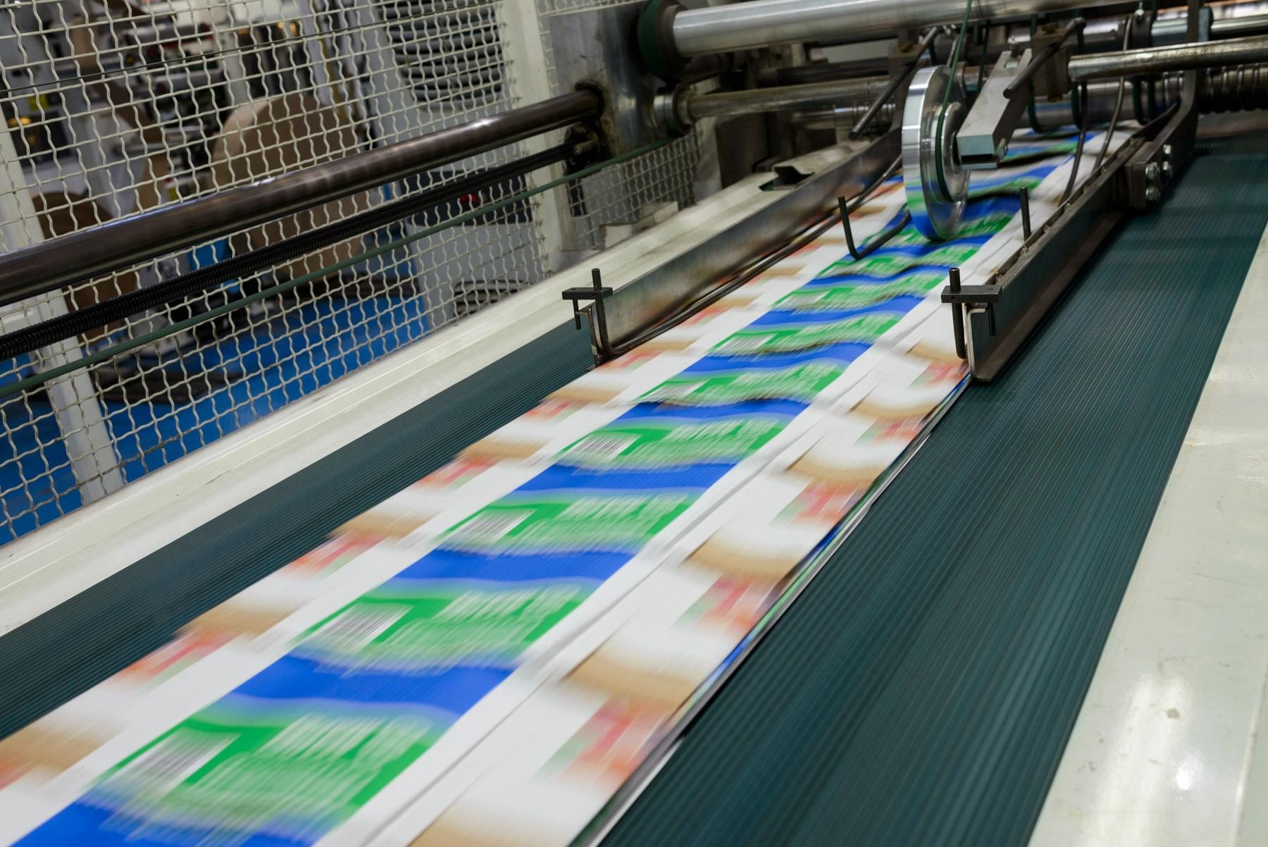 Sustainable paper sacks on conveyor belt, plastic-free and recyclable, designed for packaging solutions.